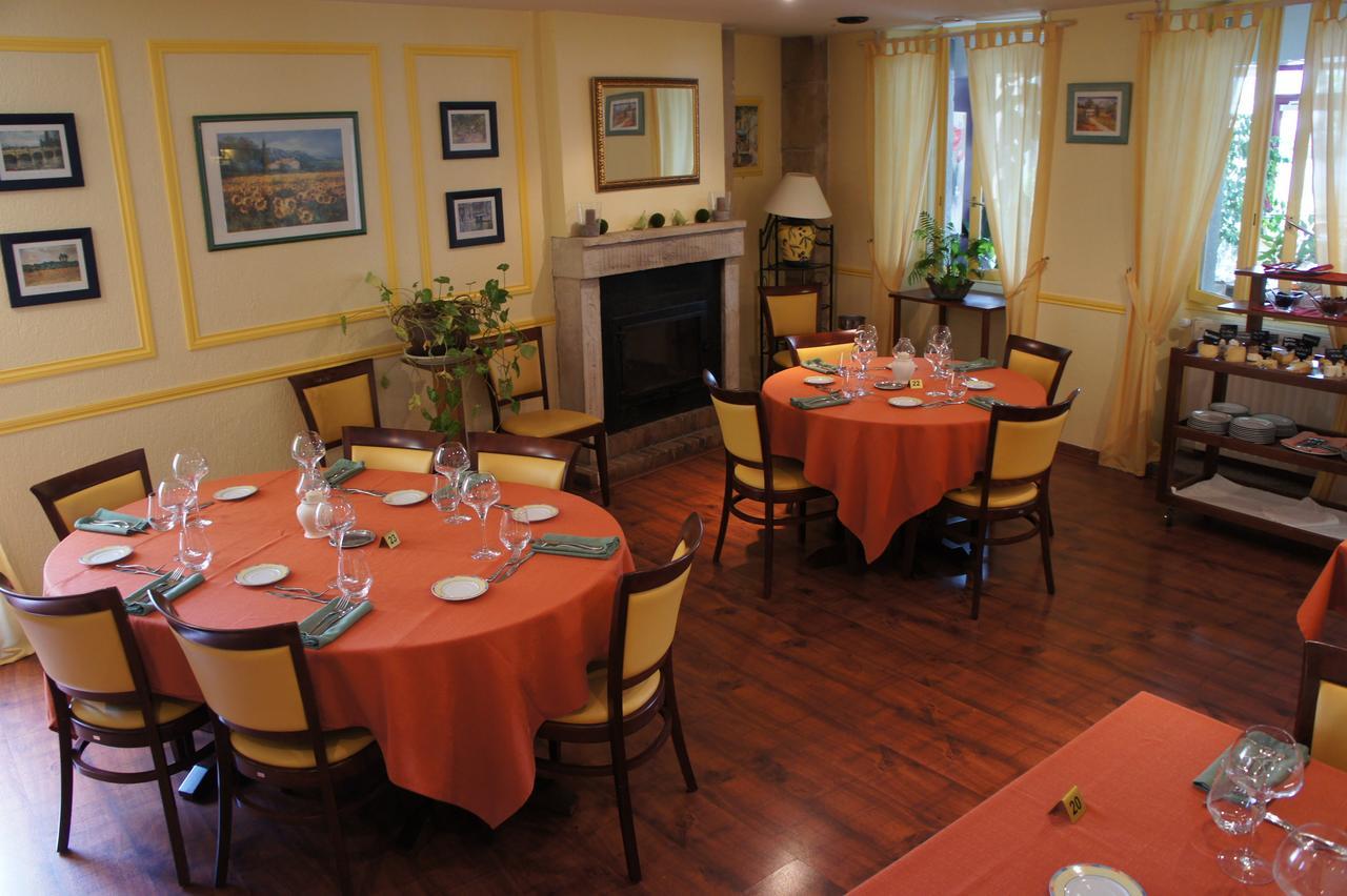 Hotel Restaurant La Goutte Noire Châteaumeillant エクステリア 写真
