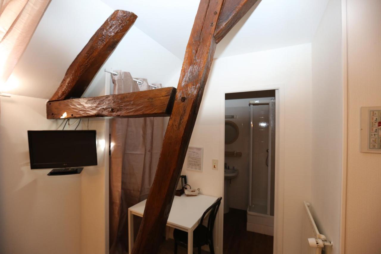 Hotel Restaurant La Goutte Noire Châteaumeillant エクステリア 写真