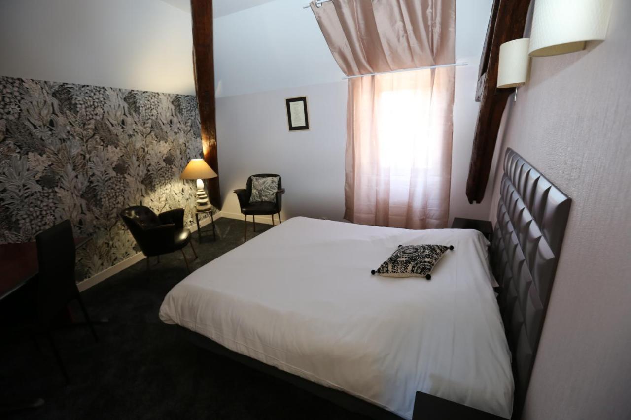 Hotel Restaurant La Goutte Noire Châteaumeillant エクステリア 写真